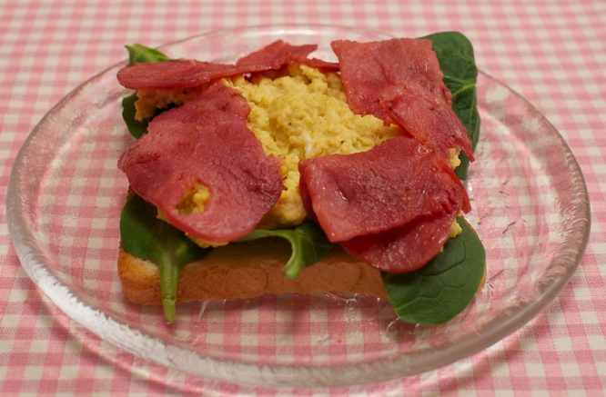 Curryäggröra med kalkonbacon