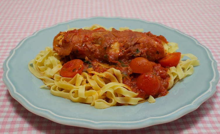 Kycklingsaltimbocca med tomatsås