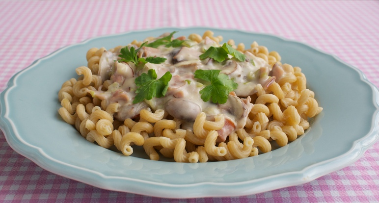 Pasta med skinka och svamp