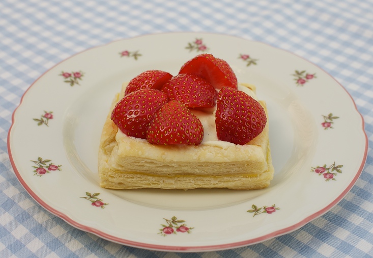 Smördegsflarn med jordgubbar och fransk vaniljkräm