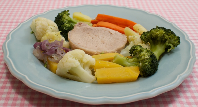 Buljongkokt kotlett och grönsaker