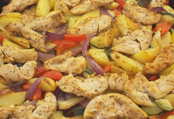Ugnsbakade grönsaker med kyckling och fetaostsås